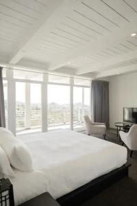 Hollywood Hills - 35