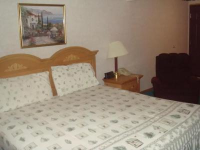 Townhouse Inn & Suites - 18