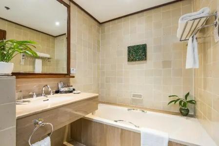 Chatrium Royal Lake Yangon - 250
