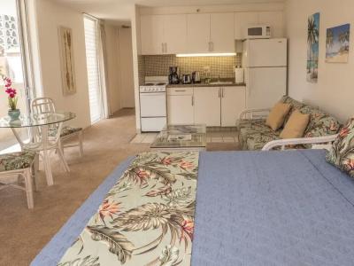 Tropical Studios At Marine Surf Waikiki - Free Parking - Best Location - Full Kitchen - Swimming Pool - 126