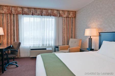 Rodeway Inn & Suites - 3