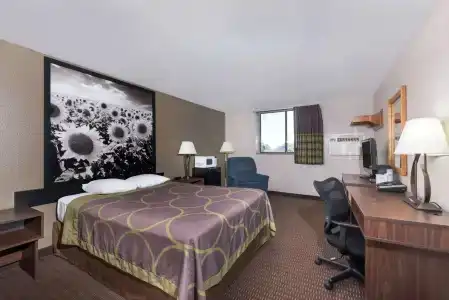 Super 8 by Wyndham - 4