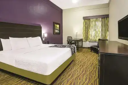 La Quinta by Wyndham Airport - 2
