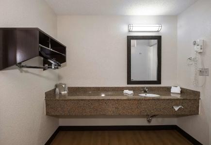 Red Roof Inn - Normal/University - 7