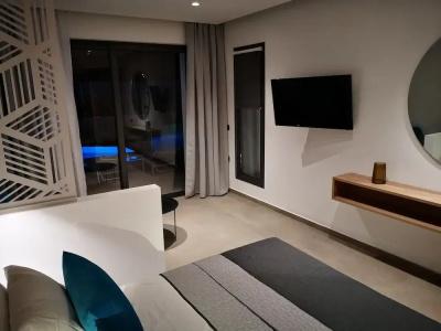 Zoes & Suites - 179