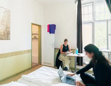Three Little Pigs Hostel - Your Berlin Castle - 40