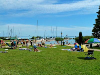 Happy Camp mobile homes in BalatonTourist Füred Camping & Bungalows - 8