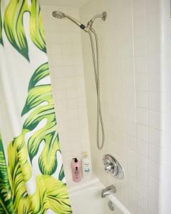 Tropical Studios At Marine Surf Waikiki - Free Parking - Best Location - Full Kitchen - Swimming Pool - 100
