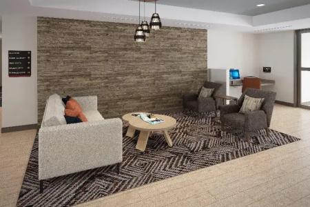 Holiday Inn & Suites, an IHG - 7