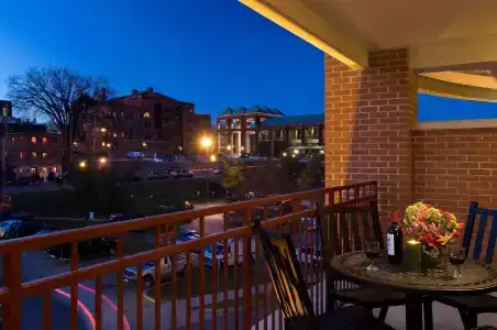 Hampton Inn and Suites Downtown - 74
