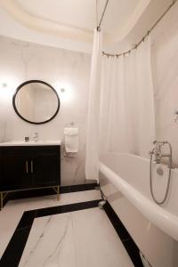 Castellano & Suites - 72