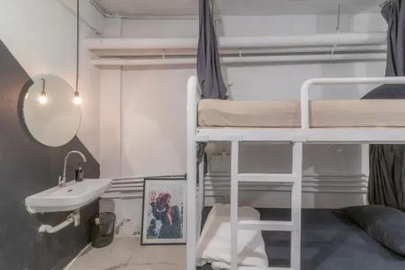 Beige Poshtels + Netflix - 38