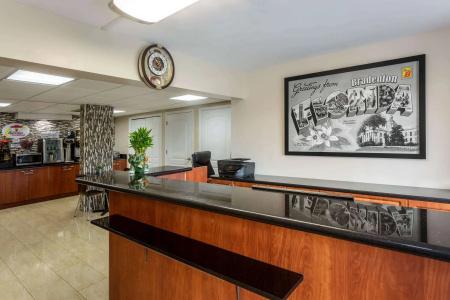 Super 8 by Wyndham Sarasota Area - 11