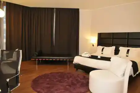 Holiday Inn Genoa City, An Ihg - 76