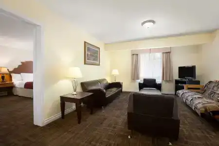 Days Inn & Suites by Wyndham - 5