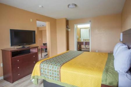 The Crossroads and Suites - 36