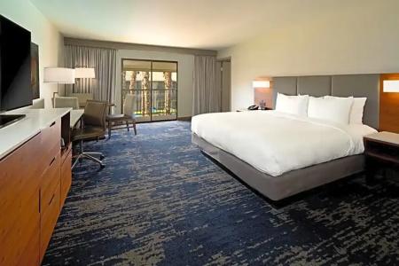 DoubleTree by Hilton - 33
