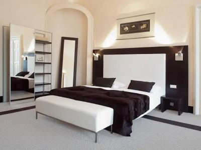 Old Town Square Residence by Emblem - 79