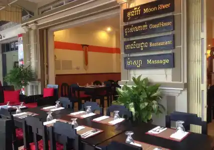 Moon River & Restaurant - 10