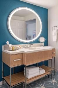 DoubleTree Suites by Hilton - 65