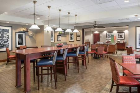 Hampton Inn - Hills - 25