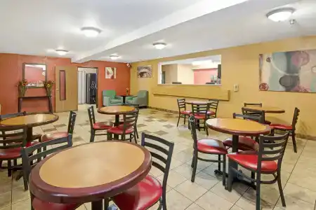 Super 8 by Wyndham West/Coors Blvd - 39