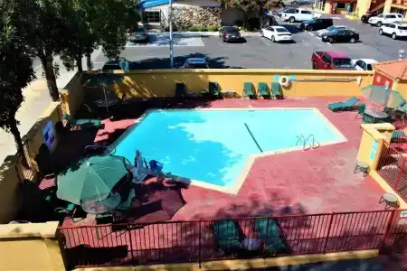 Roy Inn & Suites -Sacramento Midtown - 11
