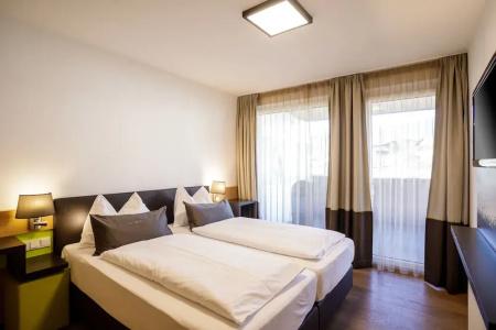 Lederer's living - 104