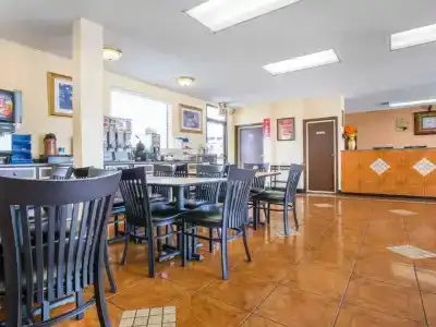 Econo Inn & Suites - 22