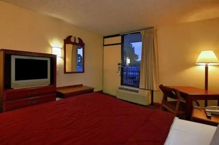 Super 6 Inn & Suites - 13