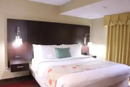 Hawthorn Suites East - 14