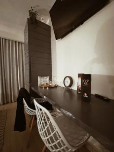 Studio 27 - 82