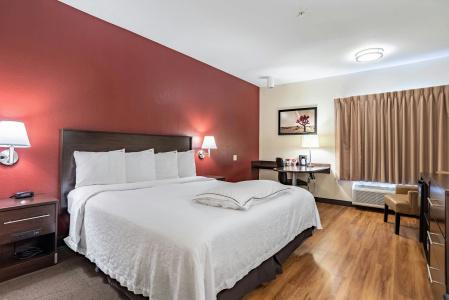Red Roof Inn Plus + Phoenix West - 33