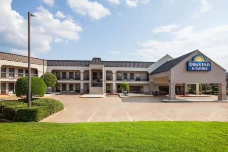 Days Inn & Suites by Wyndham - 0