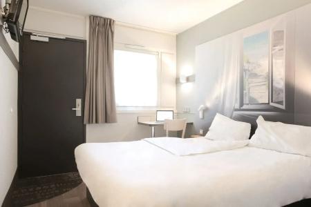 b&b hôTel Hyeres - 1