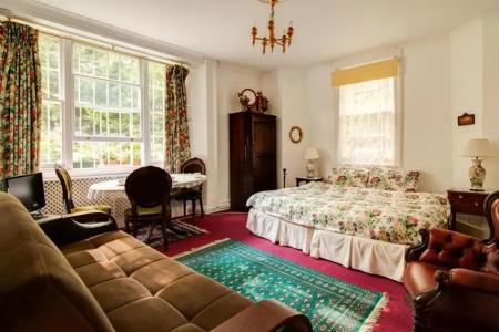 Dawson Place, Juliette's - 18