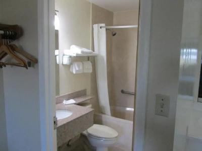 Super 8 by Wyndham Ft Walton Beach - 9