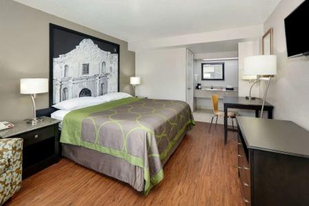 Super 8 by Wyndham Pearl District Downtown - 3