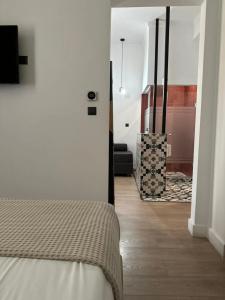 Maroon Bottle Boutique Suites - 17