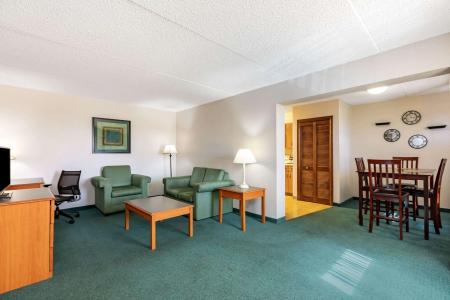 La Quinta Inn By Wyndham West - 5