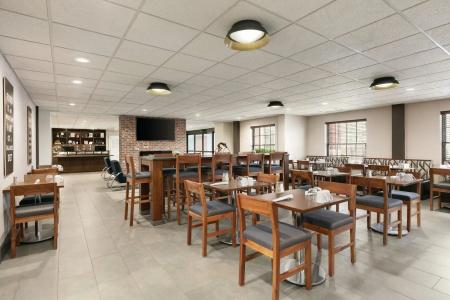 Four Points by Sheraton Arena - 18