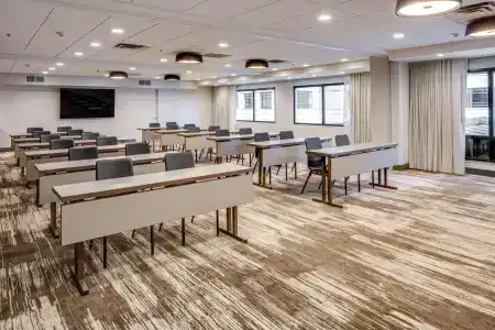DoubleTree by Hilton & Suites - 12