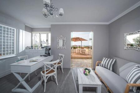 Notos Heights & Suites - 302