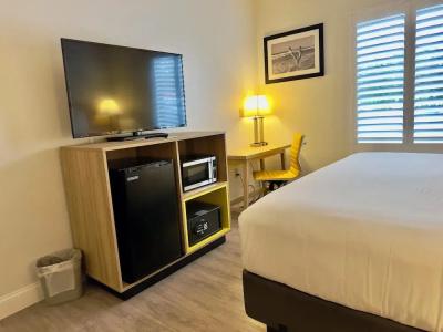 Days Inn & Suites by Wyndham - 21