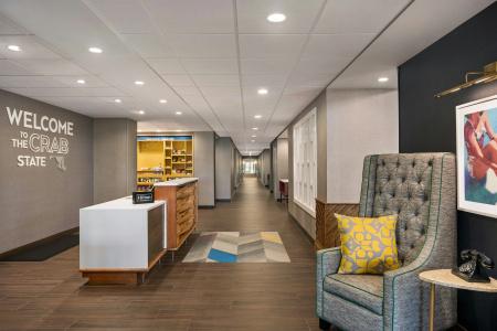 Hampton Inn & Suites West - 1