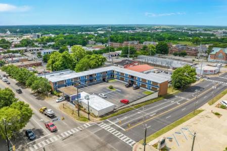 Capitol Inn and Suites - 11