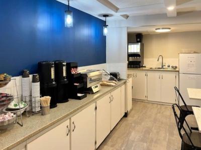 Econo Lodge Village - 22