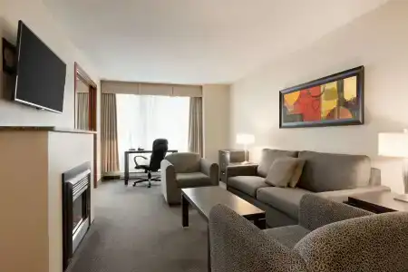 Embassy Suites by Hilton - - 6