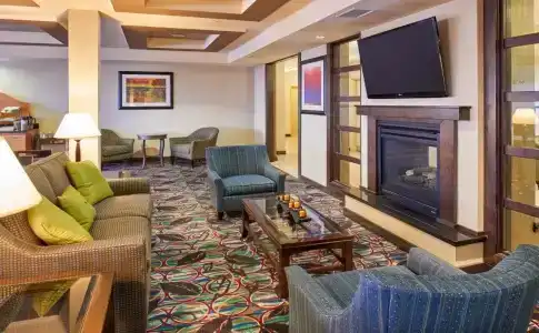Holiday Inn Express & Suites Airport, An Ihg - 3