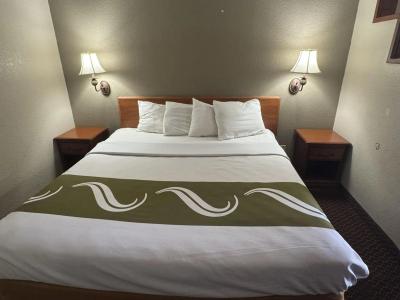 Rodeway Inn & Suites South of Fiesta Park - 2